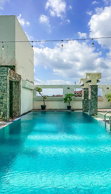THUMBNAIL EXPERIENCE Swimming Pool