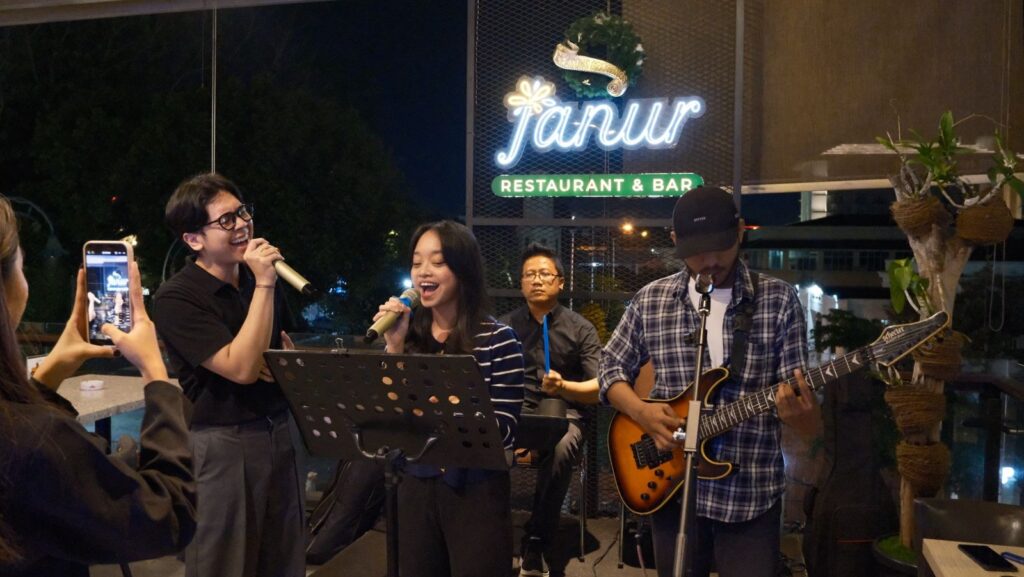 Live Music Janur Restaurant & Bar Tempat Makan Keluarga di Jogja